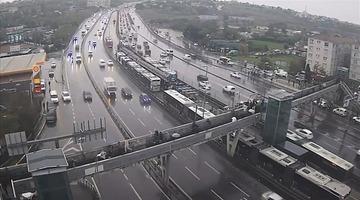 Uzun kuyruklar oluştu! İstanbul'da metrobüs arızası