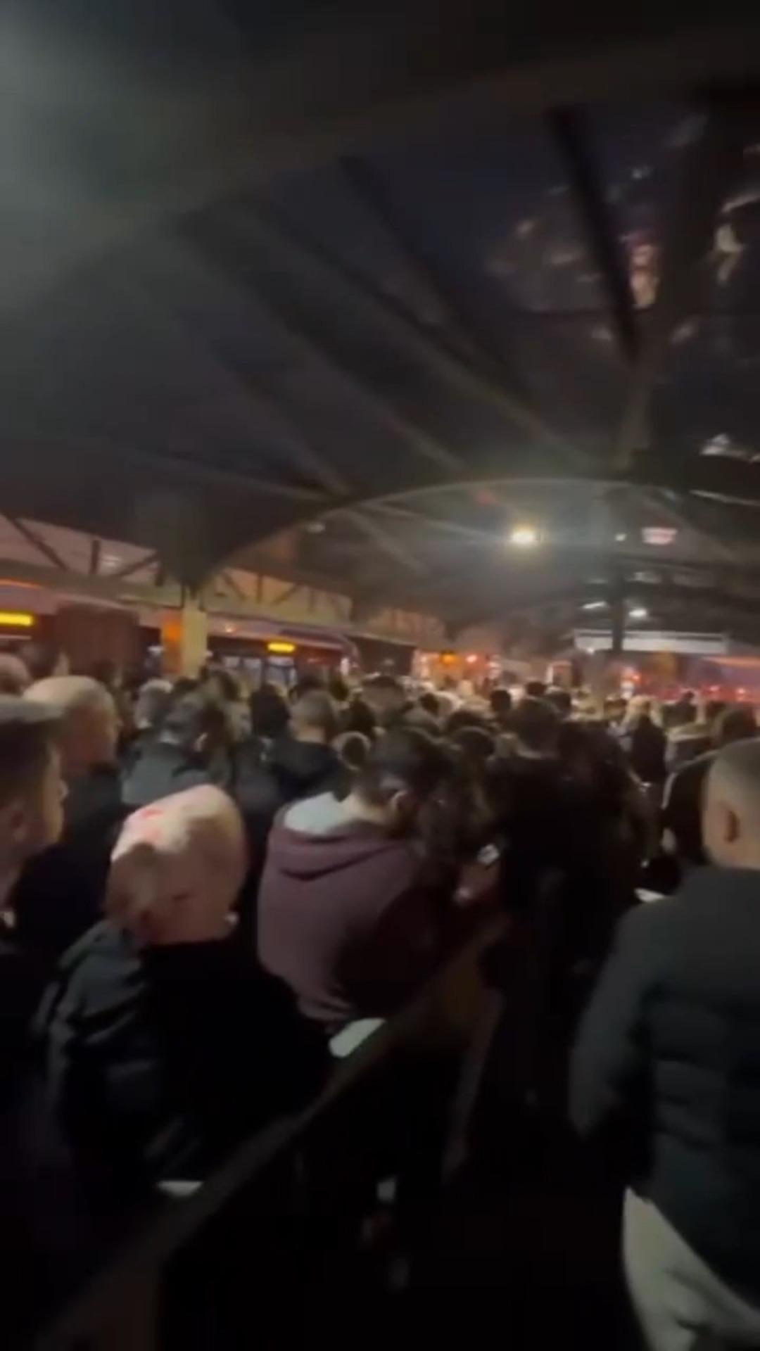 Metrobüs durağında insan trafiği! En yoğun güzergahta arızalanınca ortaya bu görüntüler çıktı 3