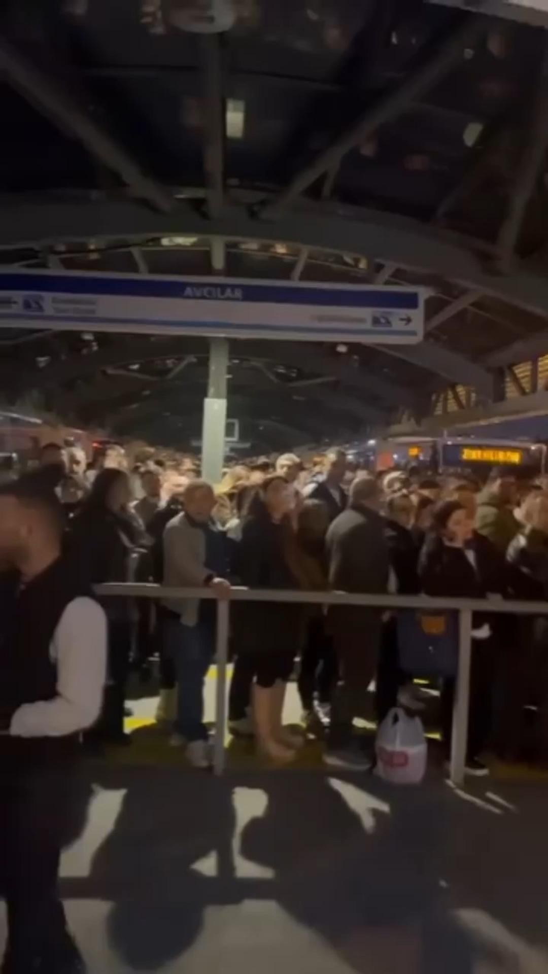 Metrobüs durağında insan trafiği! En yoğun güzergahta arızalanınca ortaya bu görüntüler çıktı 2