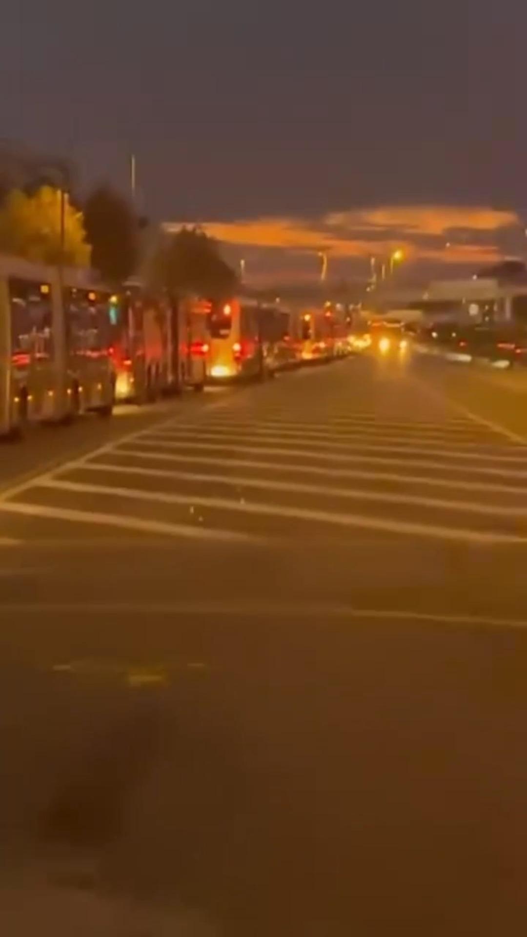 Metrobüs durağında insan trafiği! En yoğun güzergahta arızalanınca ortaya bu görüntüler çıktı 1