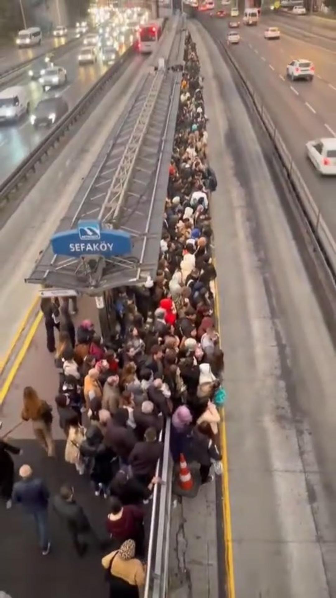 Metrobüs durağında insan trafiği! En yoğun güzergahta arızalanınca ortaya bu görüntüler çıktı 4