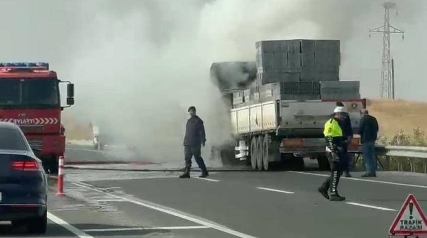 Alev alan tır, s&ouml;nd&uuml;r&uuml;ld&uuml;