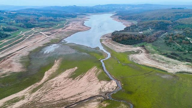 İstanbul'a su sağlayan barajlar alarm veriyor! Kuraklığın izleri havadan görüntülendi
