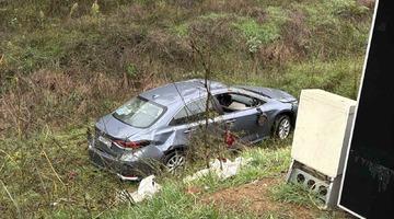 Beşiktaş’ta takla atan araç şarampole uçtu: Sürücü yaralandı