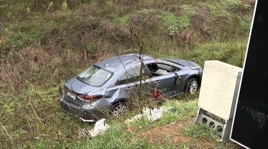 Beşiktaş&rsquo;ta takla atan ara&ccedil; şarampole u&ccedil;tu: S&uuml;r&uuml;c&uuml; yaralandı
