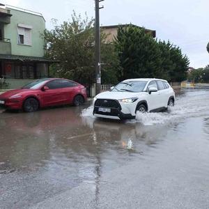 Burhaniye’de sağanak yağış sokakları göle çevirdi