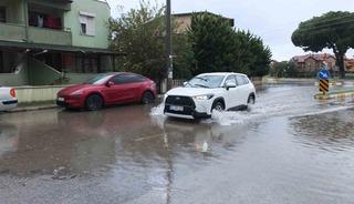 Burhaniye’de sağanak yağış sokakları göle çevirdi