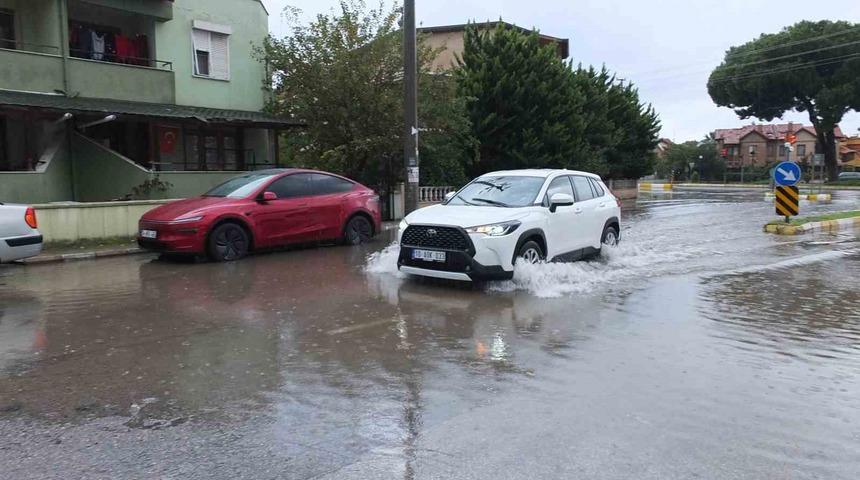 Burhaniye&rsquo;de sağanak yağış sokakları g&ouml;le &ccedil;evirdi