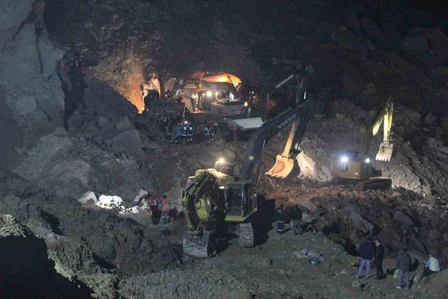 75 yaşındaki işçi 6 gündür enkaz altında 3