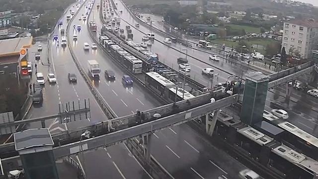 İstanbul'da metrobüs çilesi: Arızalar ve yoğunluk İstanbulluları perişan etti