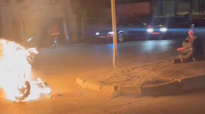 &Ccedil;alışmayan motorunu yakıp, karşısına ge&ccedil;ip izledi