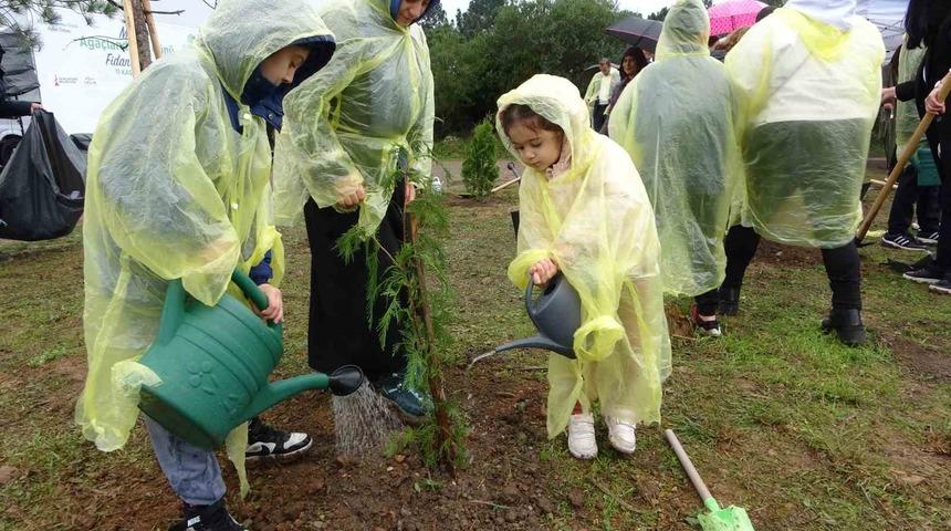 Sancaktepe&rsquo;de yarının nefesi olacak binlerce fidan toprakla buluşturuldu