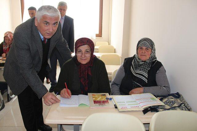 Görele’de okuma yazma öğrenene ev eşyası hediye