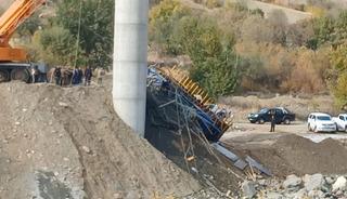 Diyarbakır’da köprü inşaatında iskele çöktü! Yaralılar var…