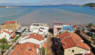 Foça'da sel suları denizin rengini değiştirdi