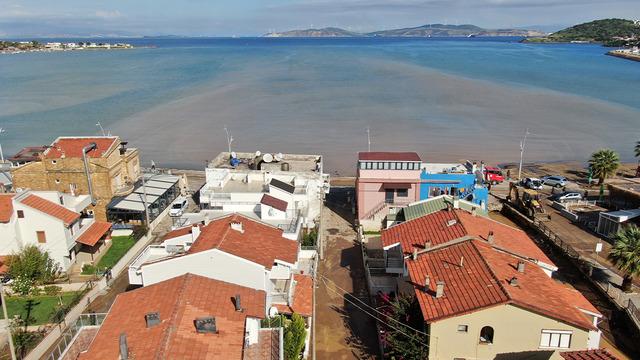 Foça'da sel suları denizin rengini değiştirdi