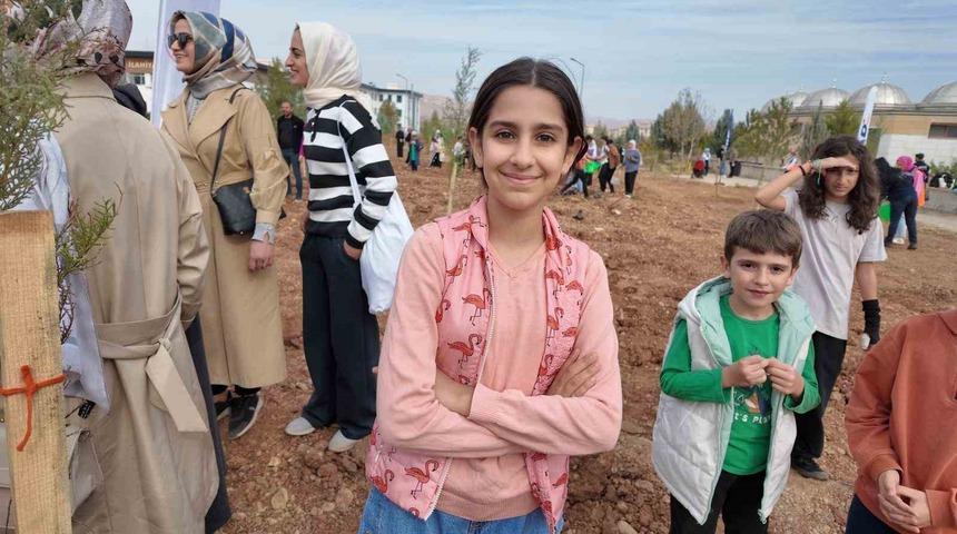 Siirt’te binlerce fidan aynı anda toprakla buluştu