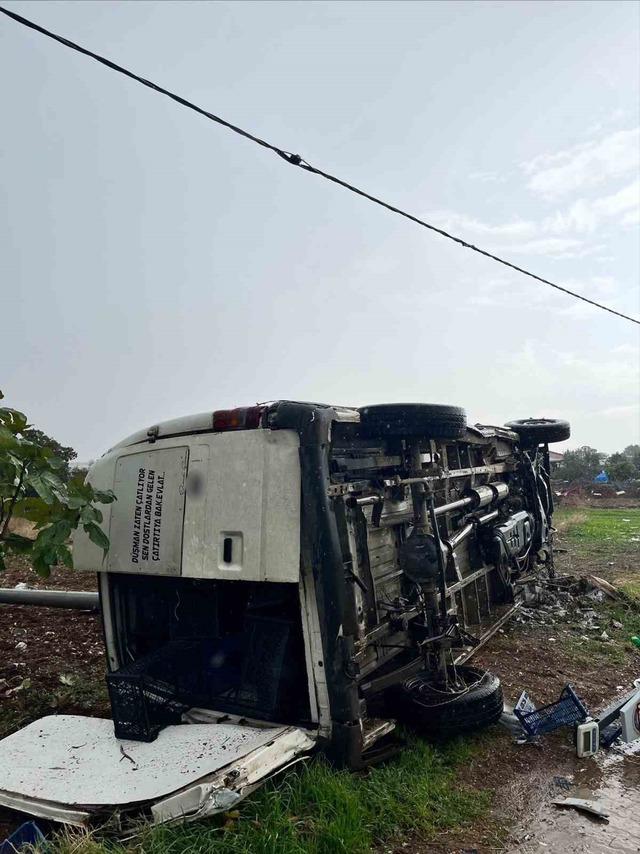 Manisa&rsquo;da kamyonet devrildi: 1 &ouml;l&uuml;, 1 yaralı 2