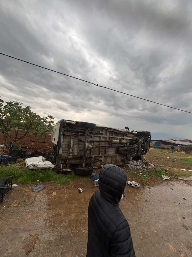 Manisa&rsquo;da kamyonet devrildi: 1 &ouml;l&uuml;, 1 yaralı 1