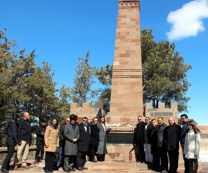 Azerbaycanlı Milletvekili Paşayeva, Nene Hatun’un kabristanını ziyaret etti G1