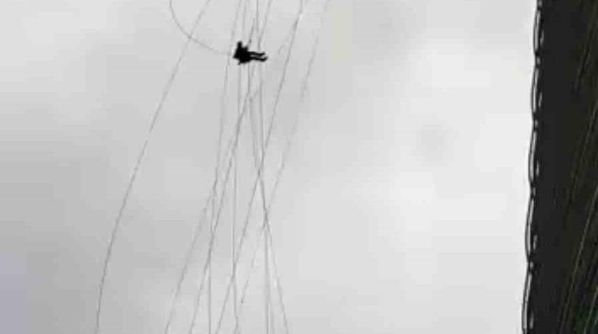 Ümraniye’de korku dolu anlar: Gökdelenin camlarını temizlerken kuvvetli rüzgara yakalandılar