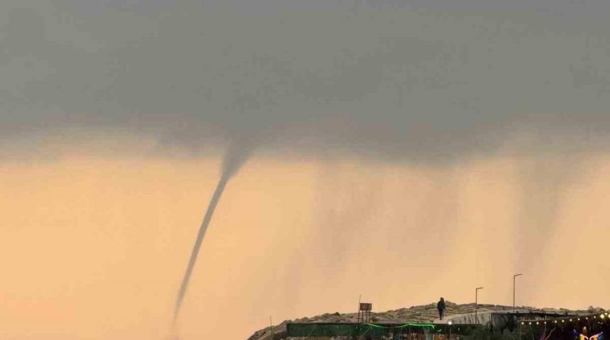 Akdeniz&rsquo;de oluşan hortum kameraya yansıdı