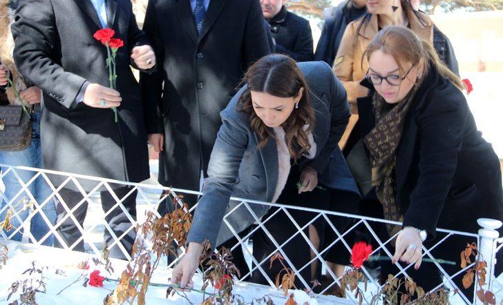 Azerbaycanlı Milletvekili Paşayeva, Nene Hatun’un kabristanını ziyaret etti G4