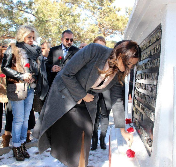 Azerbaycanlı Milletvekili Paşayeva, Nene Hatun’un kabristanını ziyaret etti G5