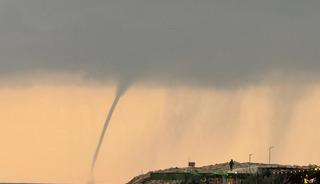 Akdeniz'de oluşan hortum kameraya yansıdı