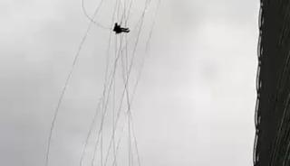 Ümraniye'de korku dolu anlar: Gökdelenin camlarını temizlerken kuvvetli rüzgara yakalandılar