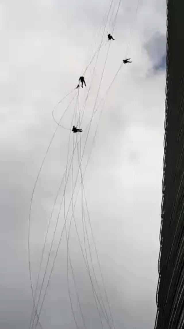 Ümraniye'de korku dolu anlar: Gökdelenin camlarını temizlerken kuvvetli rüzgara yakalandılar | Flaş Gelişme