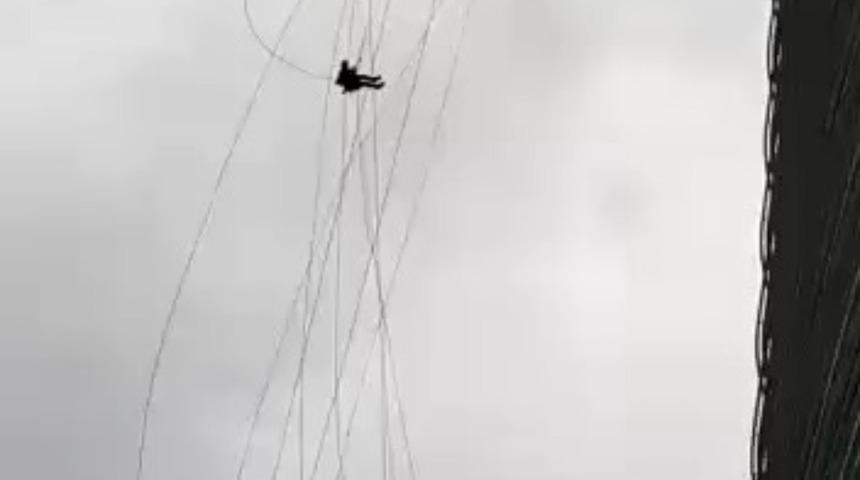 &Uuml;mraniye'de korku dolu anlar: G&ouml;kdelenin camlarını temizlerken kuvvetli r&uuml;zgara yakalandılar