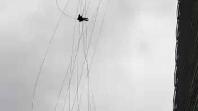 Ümraniye'de korku dolu anlar: Gökdelenin camlarını temizlerken kuvvetli rüzgara yakalandılar