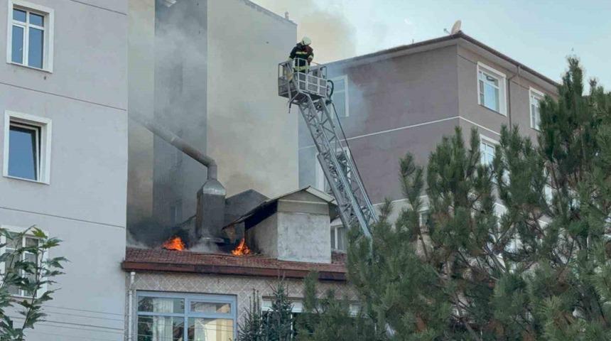 Ereğli&rsquo;de iş hanının &ccedil;atısında yangın paniği