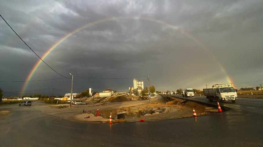 Yağmur sonrası beliren g&ouml;kkuşağı g&ouml;rsel ş&ouml;len oluşturdu
