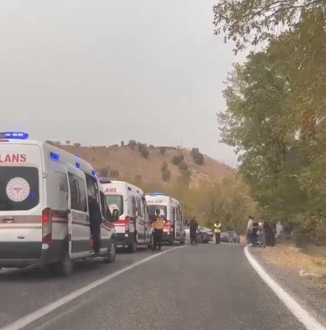 İki otomobil çarpıştı: 10 yaralı 2