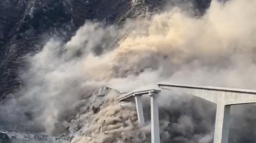 Çin'de köprü kısmen çöktü