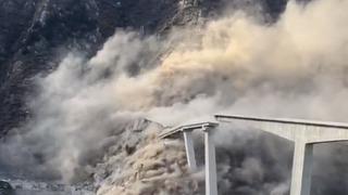 Çin'de köprü kısmen çöktü