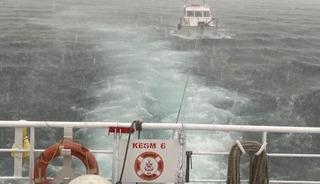 Çanakkale Boğazı’nda sürüklenen tekne kurtarıldı