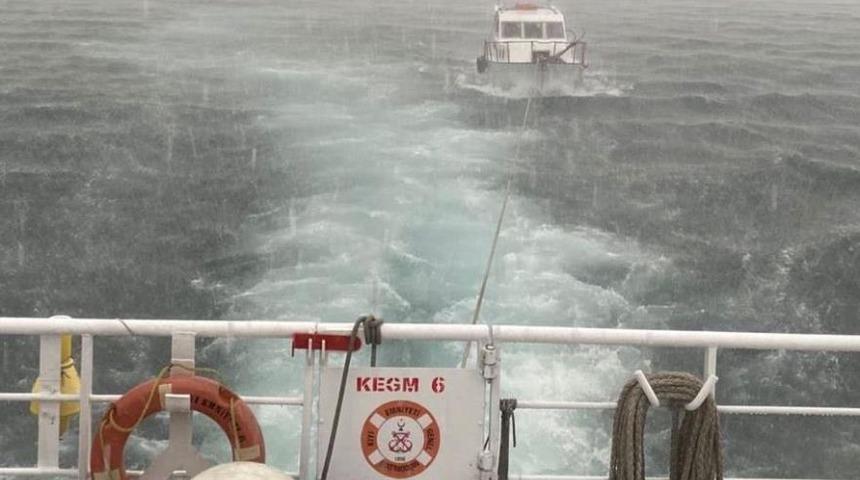 &Ccedil;anakkale Boğazı&rsquo;nda makine arızası yaparak s&uuml;r&uuml;klenen tekne kurtarıldı