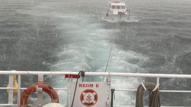 Çanakkale Boğazı’nda makine arızası yaparak sürüklenen tekne kurtarıldı