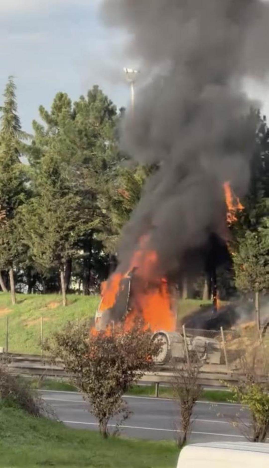 Tuzla’da seyir halindeki tır alev alev yandı 1
