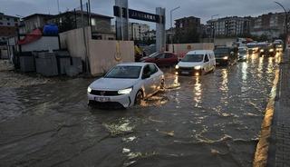 Çerkezköy’de sağanak yağış hayatı felç etti