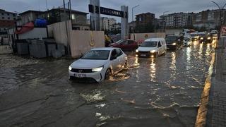 Çerkezköy’de sağanak yağış hayatı felç etti