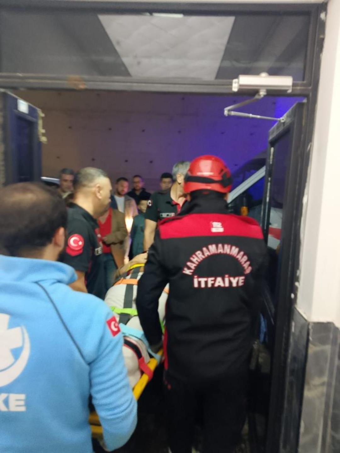 Asans&ouml;r 6. kattan yere &ccedil;akıldı: 1 yaralı 1