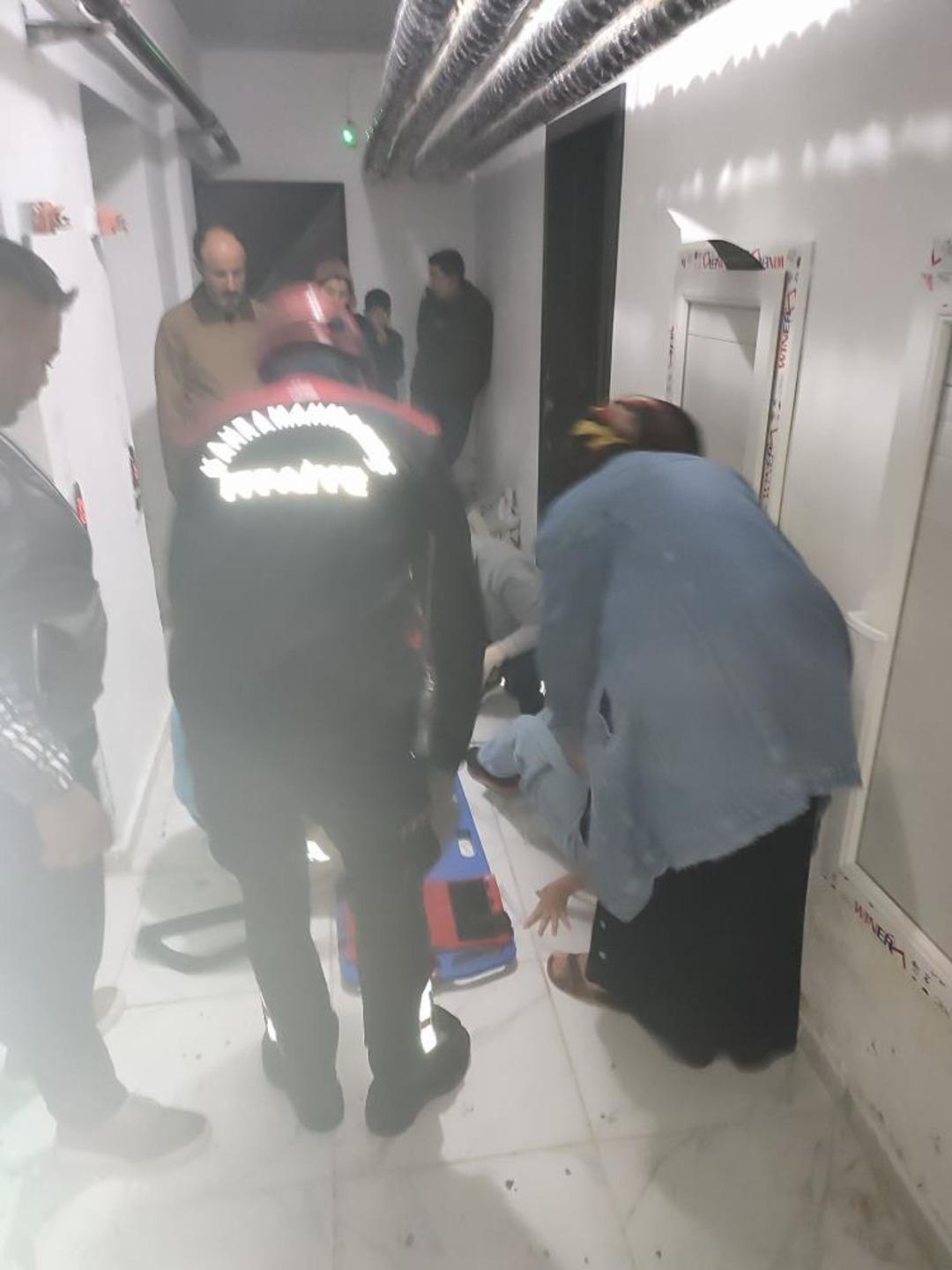 Asans&ouml;r 6. kattan yere &ccedil;akıldı: 1 yaralı 2