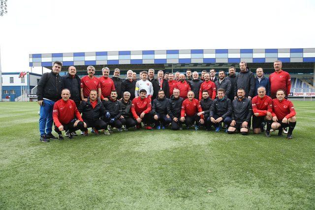 Spor Bakanı Bak, Bakü'de futbol turnuvası izledi