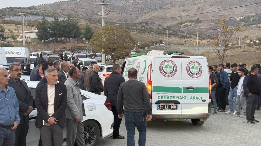 Diyarbakır&rsquo;da viyad&uuml;k inşaatı kazasında hayatını kaybeden 4 kişi defnedildi
