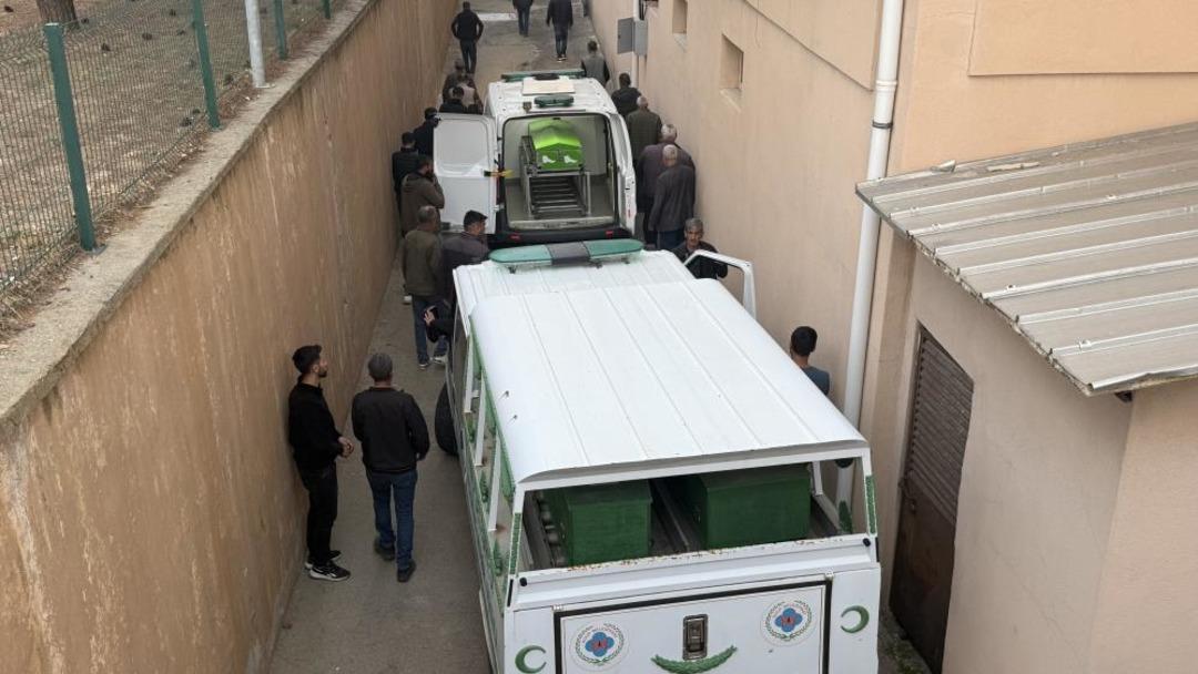 Diyarbakır&rsquo;da viyad&uuml;k inşaatı kazasında hayatını kaybeden 4 kişi defnedildi 1