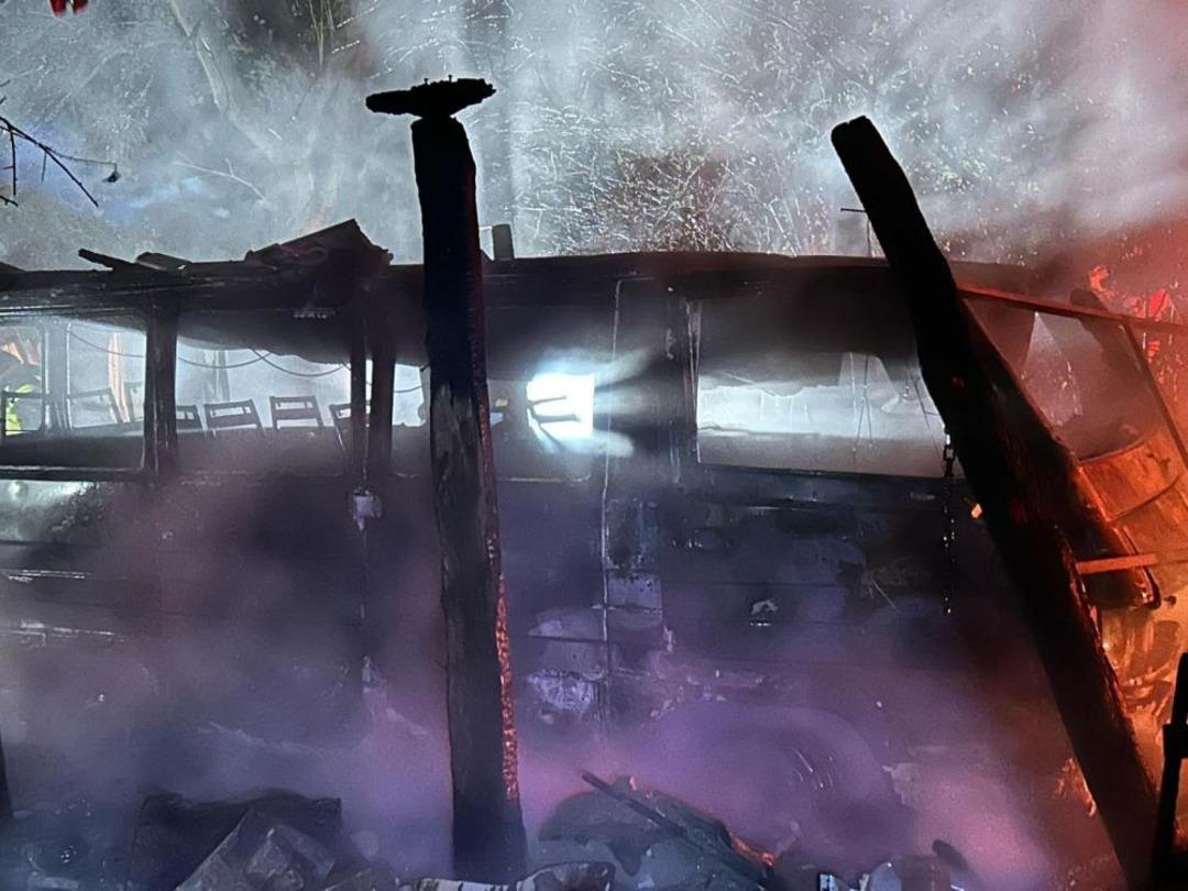 Bartın da yıldırım d&uuml;şt&uuml;: 2 ara&ccedil; yandı 2